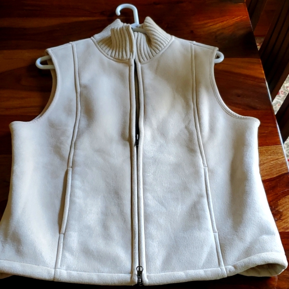 Chadwicks cream vest sz Medium.